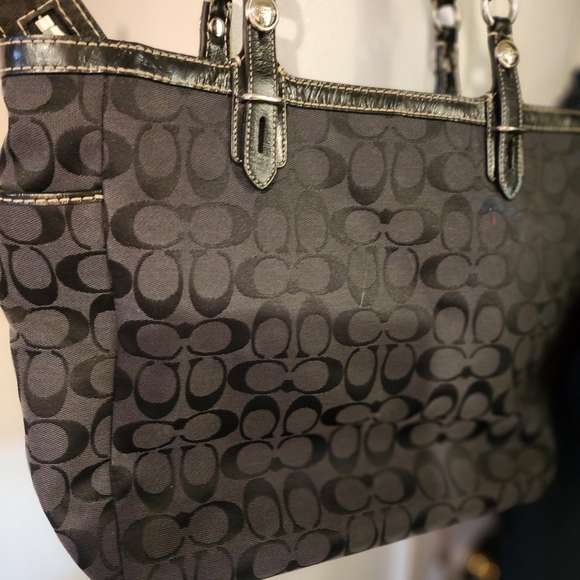 COACH GALLERY EAST WEST F15146 BLACK SIGNATURE TOTE Excellent - Picture 2 of 3